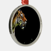 Tiger Approaching - Wildtierarbeiten Silbernes Ornament (Rechts)