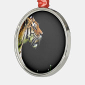Tiger Approaching - Wildtierarbeiten Silbernes Ornament (Links)