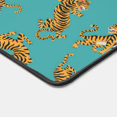 Tiger auf Aquamarinem Muster Schreibtischunterlage (Ecke)