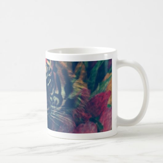 Tiger auf dem Blumenfeld Kaffeetasse (Rechts)