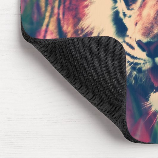 Tiger auf dem Blumenfeld Mousepad (Ecke)