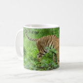 Tiger auf Klotz Kaffeetasse (Vorderseite Links)