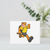 Tiger beim Laufen mit Rucksack Postkarte (Stehend Vorderseite)
