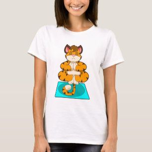 Tiger beim Yoga auf Yoga-Matte T-Shirt