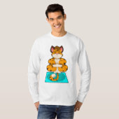 Tiger beim Yoga auf Yoga-Matte T-Shirt (Vorne ganz)