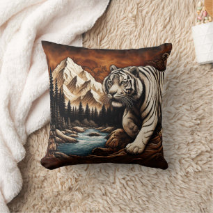 Tiger by River in Bergszene Kissen
