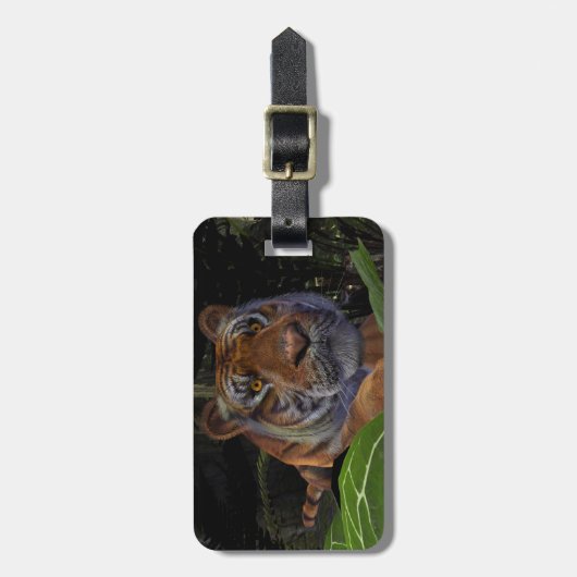 Tiger Crouching im Dschungel Gepäckanhänger (Vorderseite vertikal)