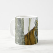 Tiger CUB im Schnee, der um Baum späht Kaffeetasse (Vorderseite Links)