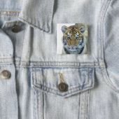 Tiger CUB im Schnee-nahen hohen Porträt Button (Beispiel)