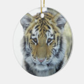 Tiger CUB im Schnee-nahen hohen Porträt Keramik Ornament (Links)