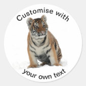 Tiger Cub in the Snow Custom Text Runder Aufkleber (Vorderseite)