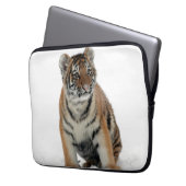 Tiger Cub in the Snow Photograph Laptopschutzhülle (Vorderseite Links)