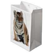 Tiger Cub in the Snow Photograph Mittlere Geschenktüte (Rückseite Schrägansicht)