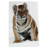 Tiger Cub in the Snow Photograph Mittlere Geschenktüte (Vorderseite)