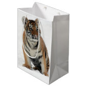 Tiger Cub in the Snow Photograph Mittlere Geschenktüte (Vorderseite Schrägansicht)