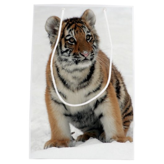 Tiger Cub in the Snow Photograph Mittlere Geschenktüte (Rückseite)