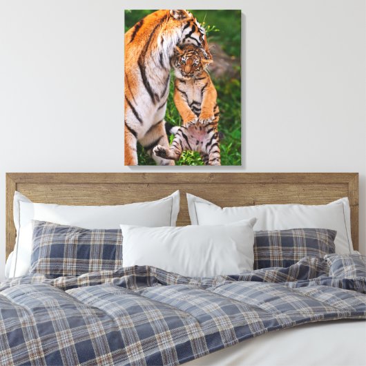 Tiger Cub Leinwanddruck (Insitu (Schlafzimmer))