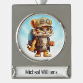 Tiger Cub mit Rucksack und Kaffee Banner-Ornament Silber (Vorderseite)