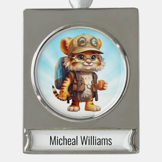 Tiger Cub mit Rucksack und Kaffee Banner-Ornament Silber (Vorderseite)