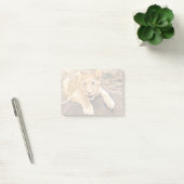 Tiger CUB nimmt Verschnaufpause auf einem Felsen Post-it Klebezettel (Büro)
