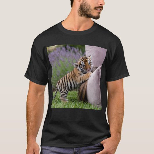 Tiger Cub Sofa Climb T-Shirt (Vorderseite)