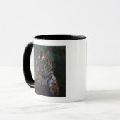 Tiger CUB stützt auf Felsen Tasse (Vorderseite Links)