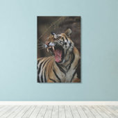 Tiger Cub Yawning Leinwanddruck (Insitu (Holzboden))