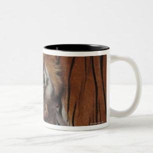Tiger, der auf totes Blätter geht Zweifarbige Tasse