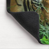 Tiger, der im Gras Mousepad schläft (Ecke)