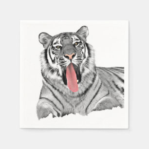 Tiger, der im Schnee liegt und Zunge zeigt Serviette