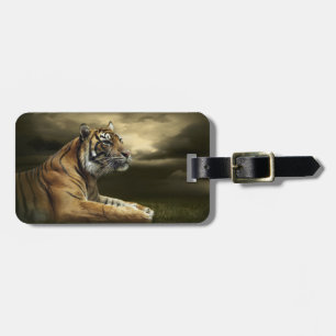 Tiger, der unter drastischem Himmel schaut und Gepäckanhänger