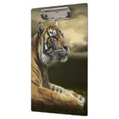 Tiger, der unter drastischem Himmel schaut und Klemmbrett (Links)