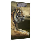 Tiger, der unter drastischem Himmel schaut und Klemmbrett (Rechts)