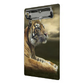 Tiger, der unter drastischem Himmel schaut und Mini Klemmbrett (Gewinkelt2)