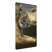 Tiger, der unter drastischem Himmel schaut und Mini Klemmbrett (Schrägansicht)