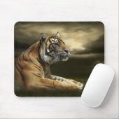 Tiger, der unter drastischem Himmel schaut und Mousepad (Mit Mouse)