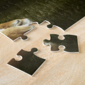 Tiger, der unter drastischem Himmel schaut und Puzzle (Seite)