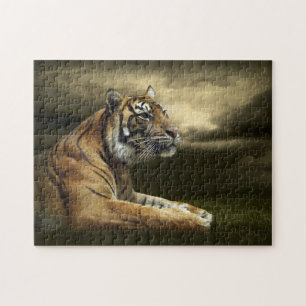 Tiger, der unter drastischem Himmel schaut und Puzzle