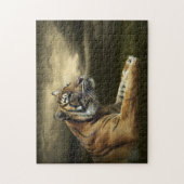 Tiger, der unter drastischem Himmel schaut und Puzzle (Vertikal)