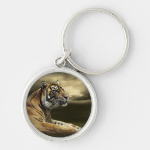 Tiger, der unter drastischem Himmel schaut und Schlüsselanhänger