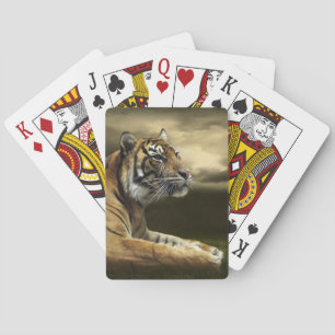 Tiger, der unter drastischem Himmel schaut und Spielkarten