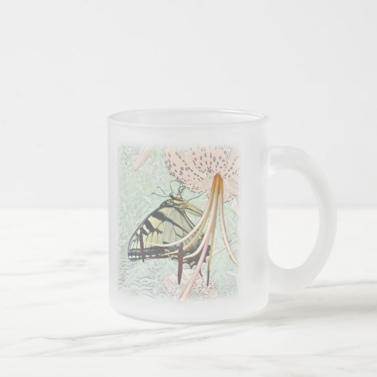 Tiger-Frack-Schmetterling auf Turks Höllenlilie Mattglastasse (Rechts)