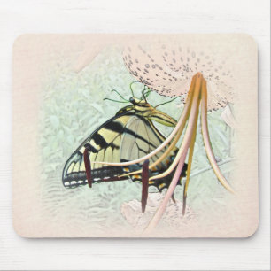 Tiger-Frack-Schmetterling auf Turks Höllenlilie Mousepad