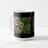 Tiger-Frack-Schmetterlinge auf Joe Pye Weed Kaffeetasse (Vorderseite Links)