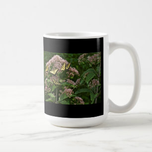 Tiger-Frack-Schmetterlinge auf Joe Pye Weed Kaffeetasse