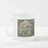 Tiger-Frack-Schmetterlinge auf Joe Pye Weed Mattglastasse (Links)