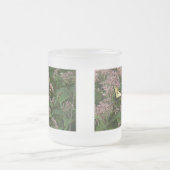 Tiger-Frack-Schmetterlinge auf Joe Pye Weed Mattglastasse (Mittel)