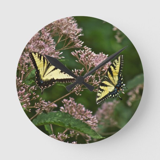 Tiger-Frack-Schmetterlinge auf Joe Pye Weed Runde Wanduhr (Vorderseite)