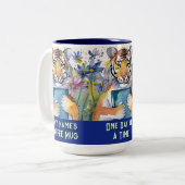 Tiger Holding Big Book | Any Name | Slogan Zweifarbige Tasse (Vorderseite Links)