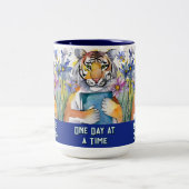 Tiger Holding Big Book | Any Name | Slogan Zweifarbige Tasse (Mittel)